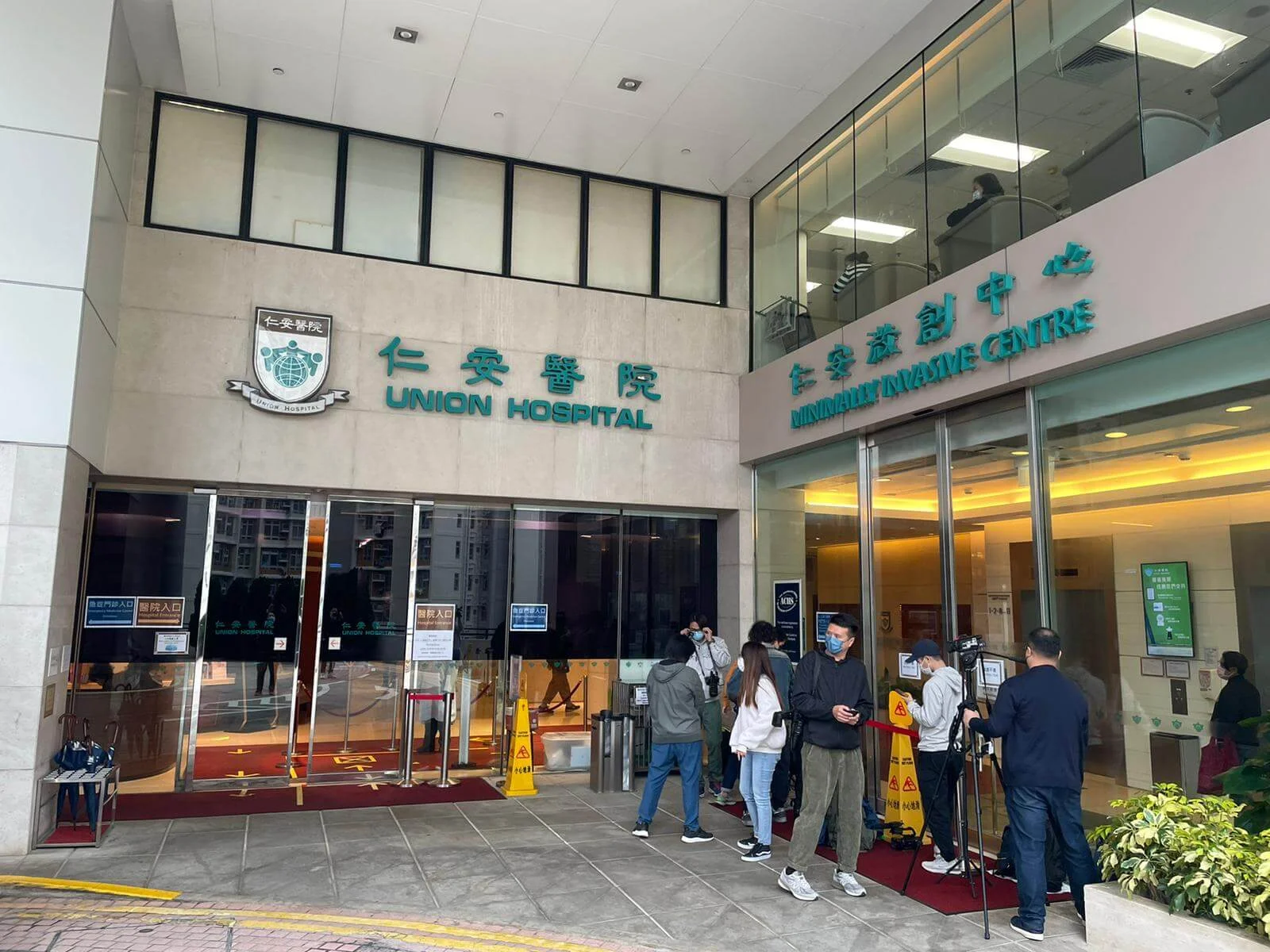 達哥傳出病情危殆消息，引來大批記者在仁安醫院門外守候。