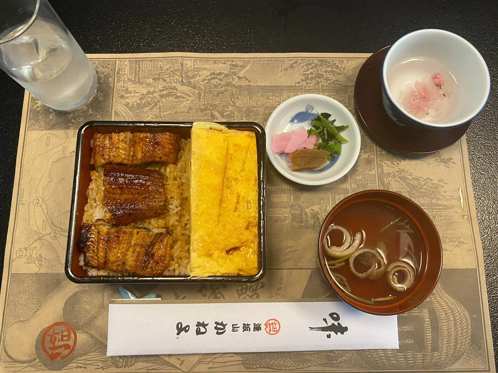 坤哥今日起步，行了兩個小時，馬上享用豐富午餐，補充體力。