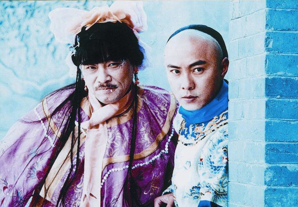 張衛健與吳孟達在《小寶與康熙》中，達哥男扮女的man爆造型，散發喜劇細胞。
