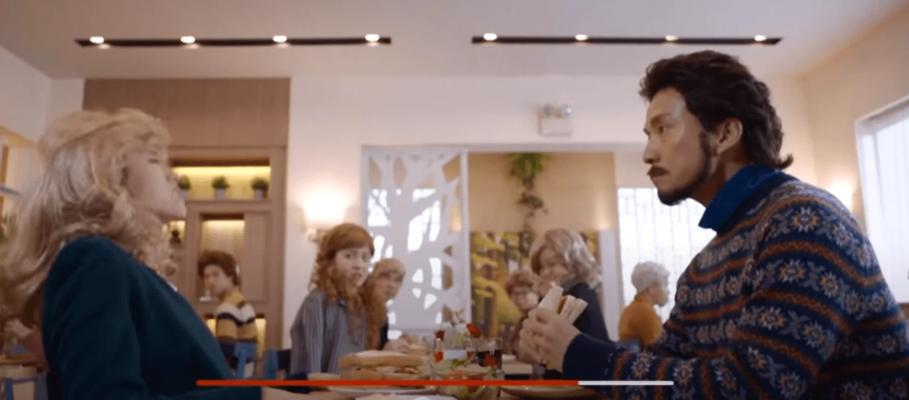  劇中一幕她與陳山聰打扮成外國人，她更在餐廳內表演叫牀。