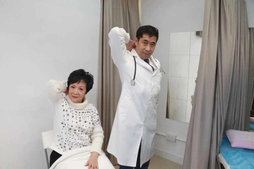 鼻敏感發作，可 用毛巾或搓暖手掌按壓肺俞穴。