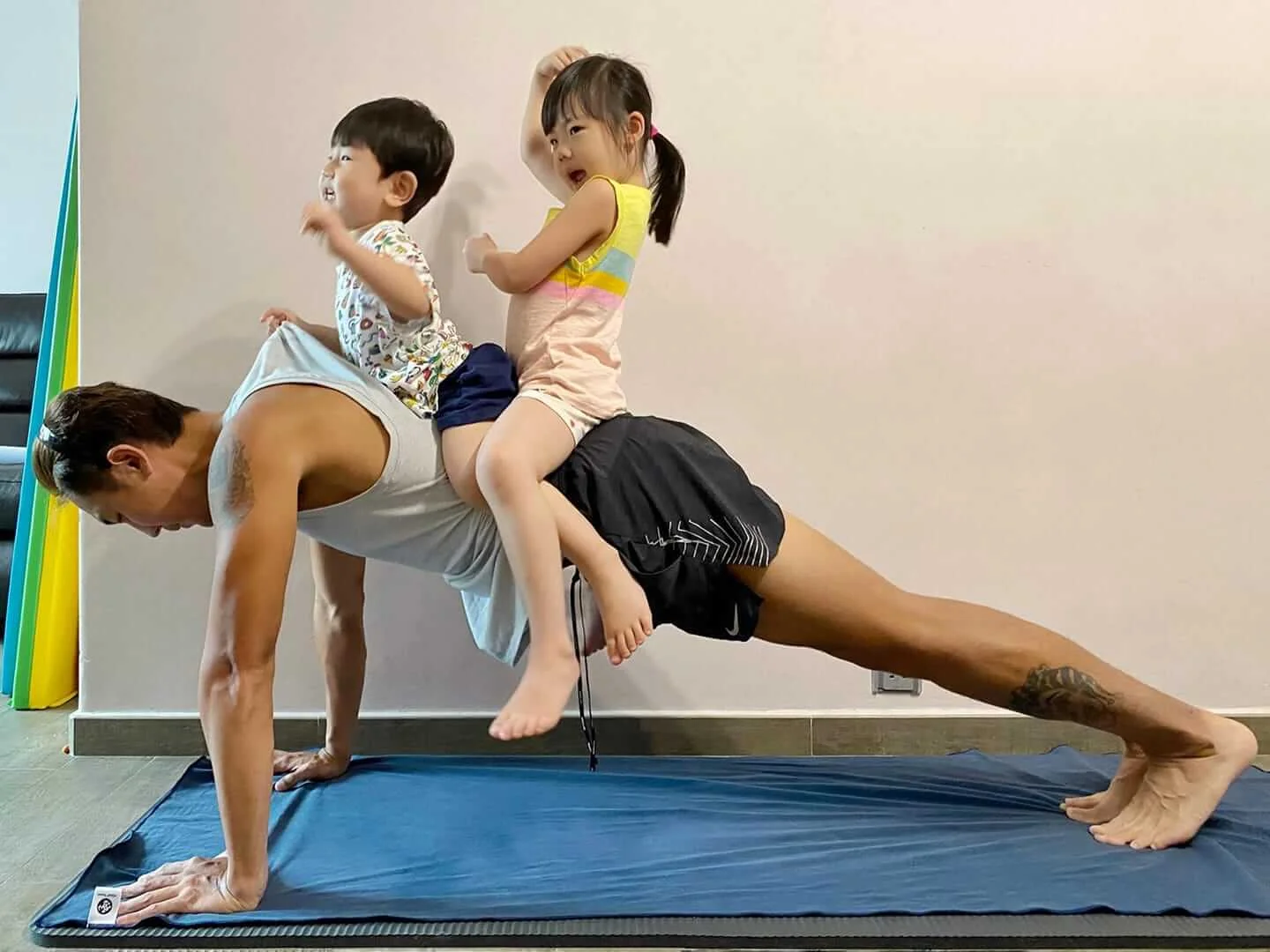 疫情期間只可以留家做運動，同時更成為親子時間。