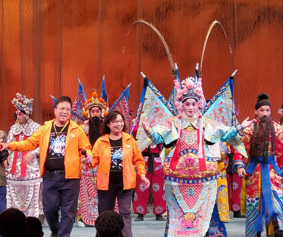 何氏夫婦創立的「日興粵劇團」，去年十一月在葵青劇場開鑼大受歡迎。 