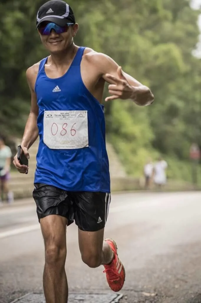 他近年熱愛跑步，亦有參加馬拉松，勤做運動身形甚弗。