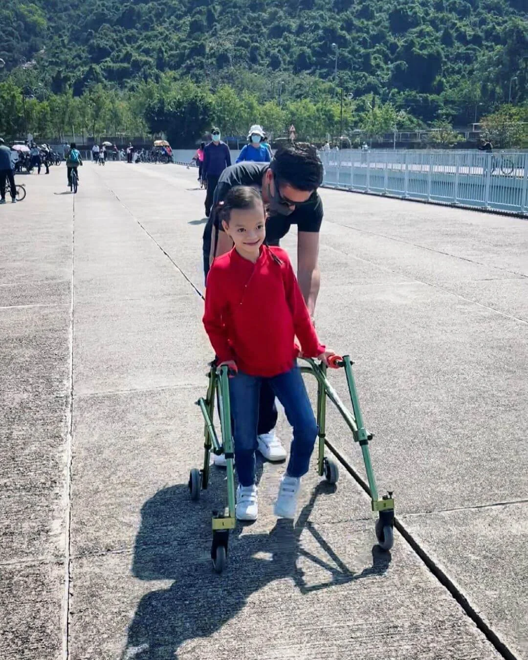 Isabella扶着特製學行輔助車,堅強地邁出一大步。