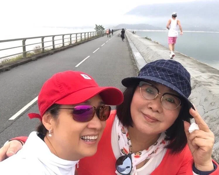 司棋姐與三嫂一起晨運，感覺精神比以前好。