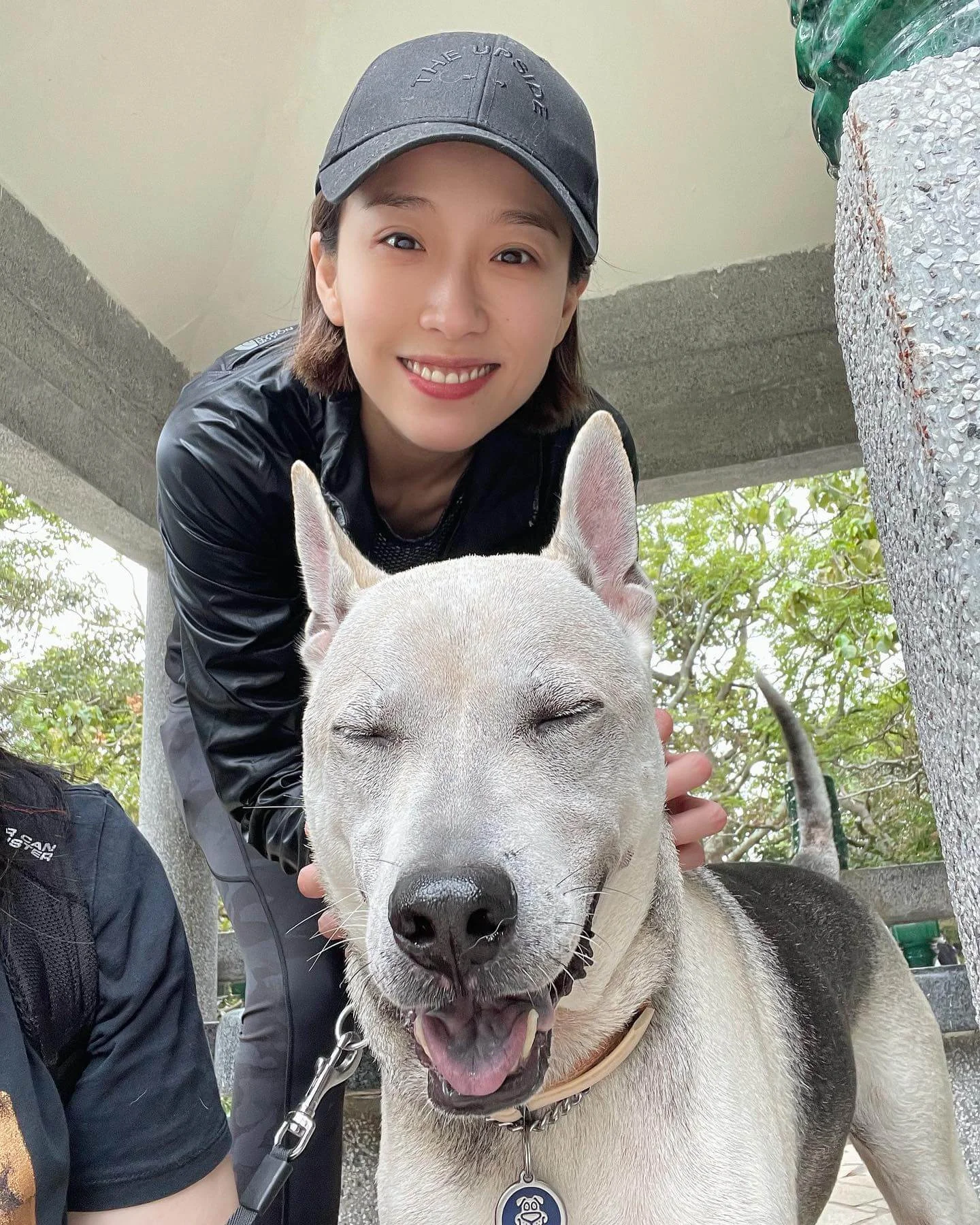 近日她經常帶愛犬行山，輕鬆一下。