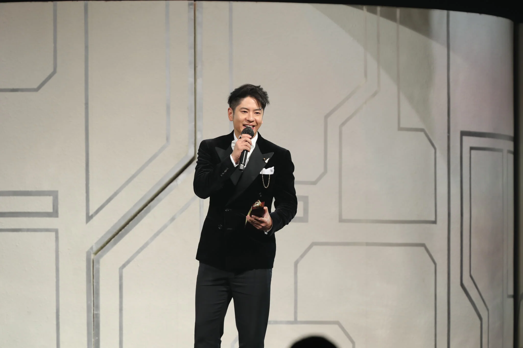 Alfred一直受華納力捧，更令他首奪「叱樂壇男歌手金獎」。