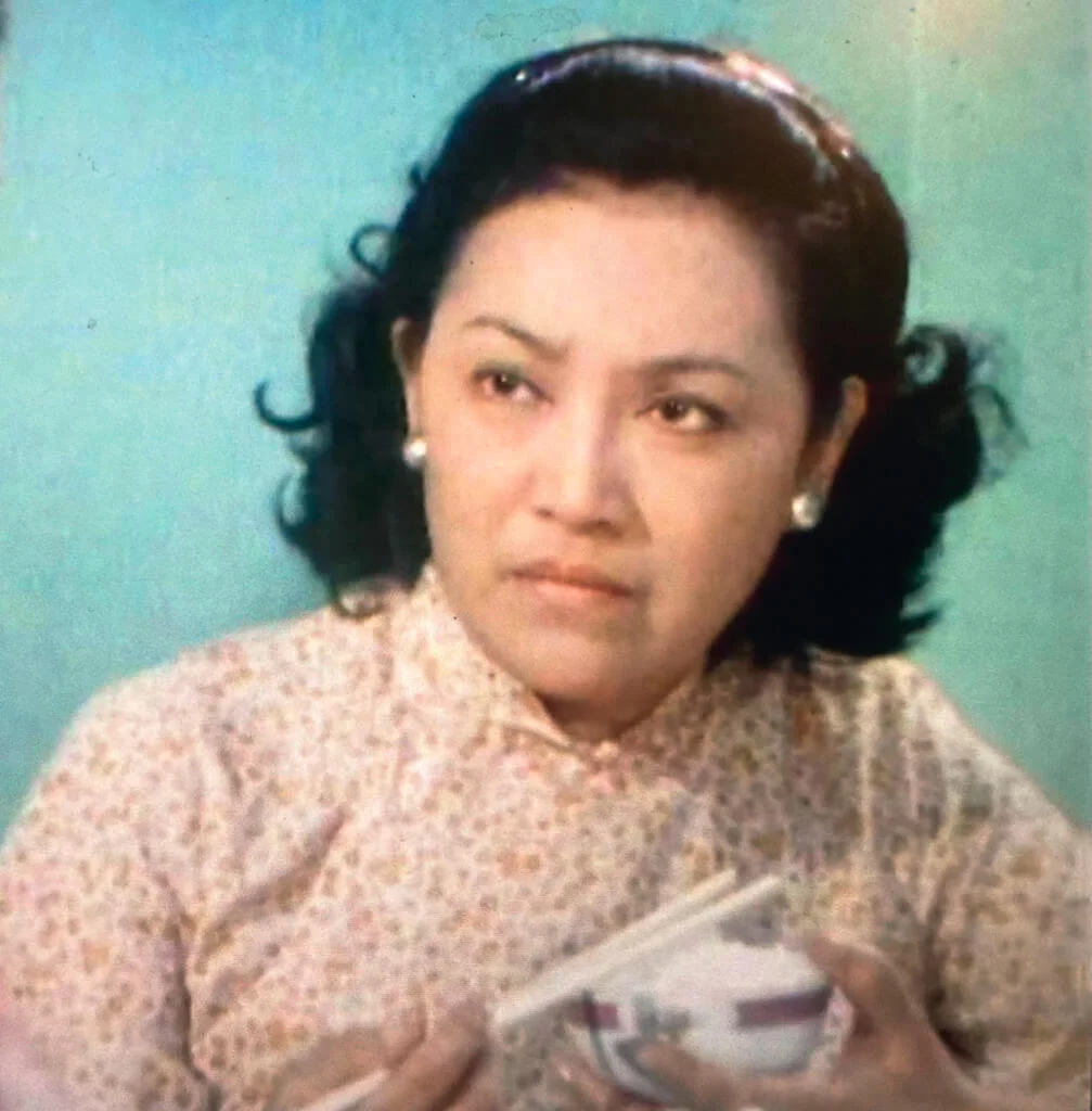 《輪流傳》一家四口全擠在一間板間房內,拮据之故,少有出外用膳。大結局大家姊鄭裕玲掏腰包上酒家,卻是媽媽琴姐最難下嚥一頓。女兒宣告「嫁入豪門」,但礙於女婿張英才中年喪偶,不想為續弦鋪張,一干形式皆免。此舉看在媽媽眼中,與女兒「平沽」無異。