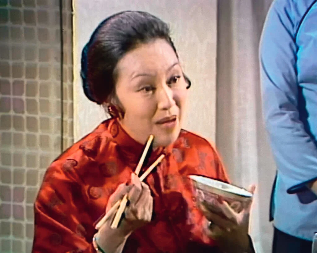 當年的家庭以長篇劇「送飯」,常常出現電視機外一家老少在吃,熒幕上的也是在吃。《狂潮》的飯桌戲特別多,早午晚必備外,還有下午茶。中菜主打,西餐客串,琴姐這一齣特別有食神。