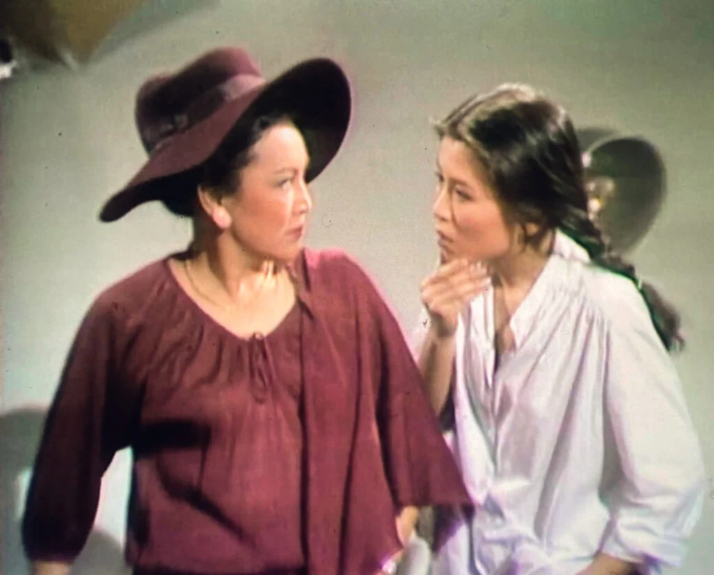 《狂潮》三年後，昔日的新人與前輩，已在處境喜劇《彩色人生》中勢均力敵，由母女變對手。琴姐演繆思女神，繆騫人演受啟發藝術家。光看吊兒郎當的繆騫人對比手握時尚權杖的李香琴，喜感便已呼之欲出。