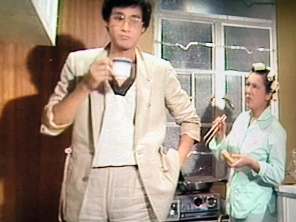 琴姐與秋官，更早的合作應在《歡樂今宵》吧。秋官是無綫劇集早期台柱之一。作品如《煙雨濛濛》已不可能得睹，倒是主題曲第一句「煙雨濛濛，春風輕輕」響起，他和李司棋的CP便如在目前。琴姐在無綫轉組效力，就是飾演司棋母親的《春殘》（1976） 