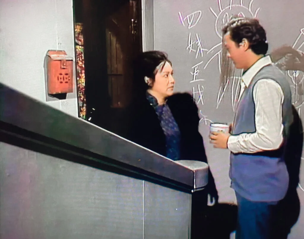 演完了姪兒與姑母，一年後的《輪流傳》，二人是樓上和樓下。這段緣份間接又與李司棋有關。琴姐的女兒是鄭裕玲，Do姐未輟學前與李司棋是同學，李家走了司機請人，Do姐給司棋推薦暗戀的秋官。然而琴姐以為秋官想吃天鵝肉，自然不會給他好臉色看。