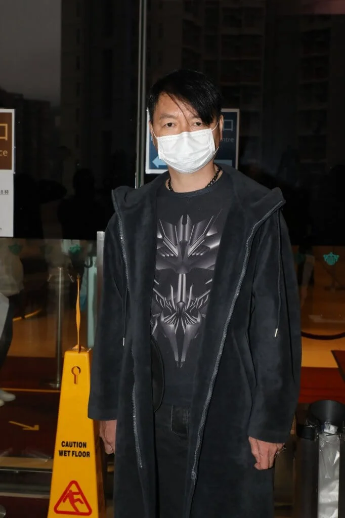 艾威到醫院探望時，表示達哥的妻兒和弟妹也在場陪伴。