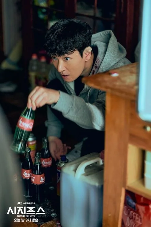 曹承佑在劇中是天才工程師,可以把可樂造成武器。