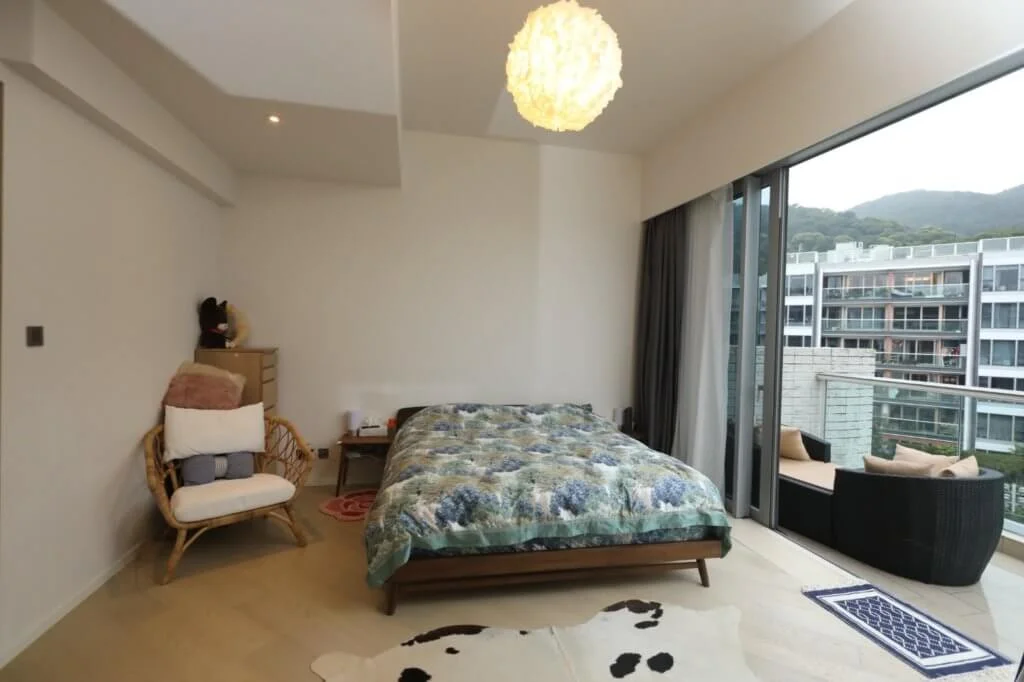 主人房在三樓簡潔明亮，是王傲山和太太的私人小天地。 