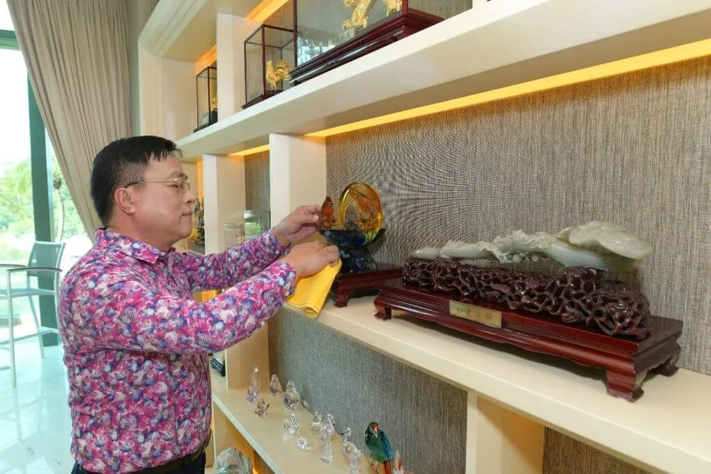 何生的每一件擺設都有來歷，他親自打理非常愛惜。