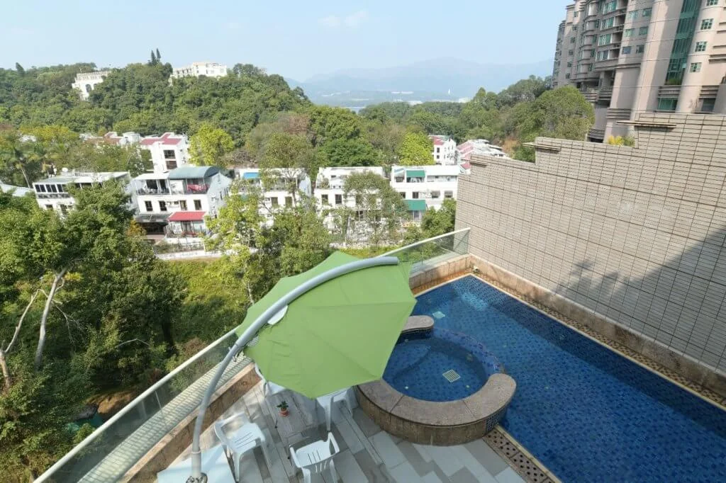 夏天何生、何太每天早上都會游泳做運動