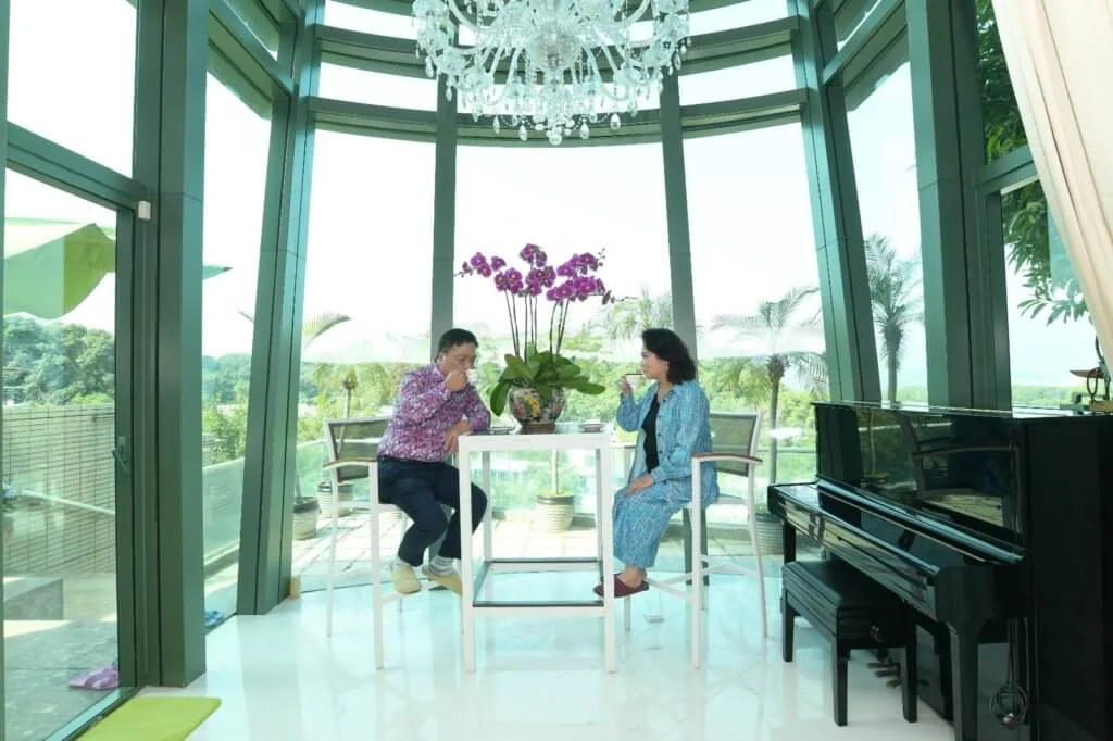 大廳面向露台的位置，是兩夫婦閒時撐枱腳的地方。