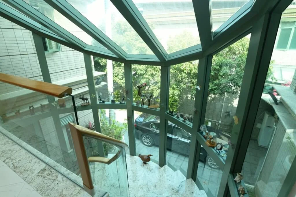 原本密封的樓梯，改建後將室外自然光引入屋內，早上的陽光照在屋內，避免潮濕也令家中有足夠採光。