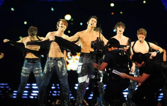 2PM的形象野性粗獷，與一眾偶像組合的青春可愛路線有別。