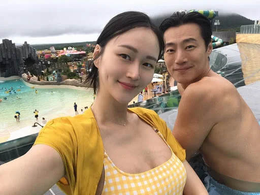 李熙俊與model 出身的李惠貞於一六年結婚，二人對育兒也有共識，決定不參加親子綜藝節目。
