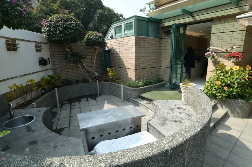 屋前的園形小花園是燒烤場地，直通廚房後門方便傳遞食物。