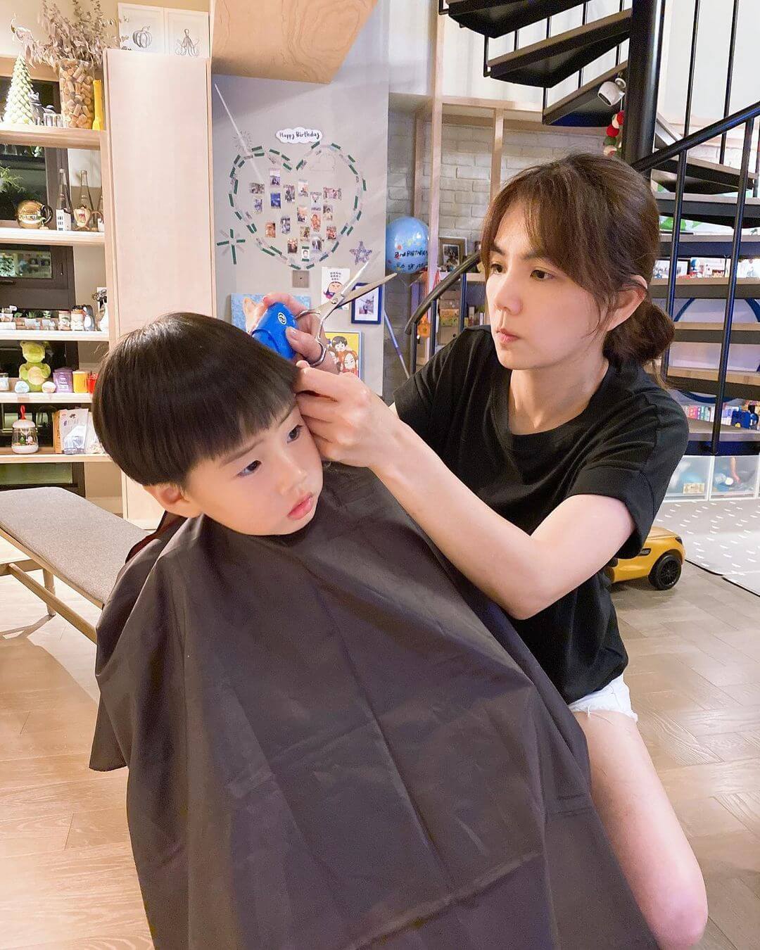 Ella去年5月為兒子勁寶剪髮
