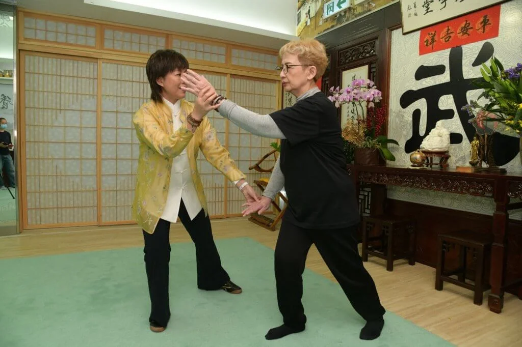 倒卷肱﹕左腳實，向後坐在右腿上，左腳虛時蹺腳尖，右手伸前指向左腳尖，左手擺在耳旁，左腳提起向後撤步，左手前按，右手按胯旁。