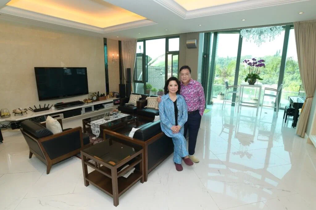 何氏夫婦鍾情簡潔明亮，希望朋友來到像回家一樣舒適自在。