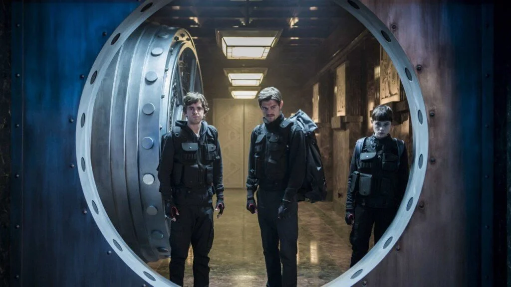 費迪夏摩亞（左）扮演的天才學生與爆破小隊成員，要進入史上保安最嚴密的西班牙國家金庫，偷出價值連城的歷史文物。