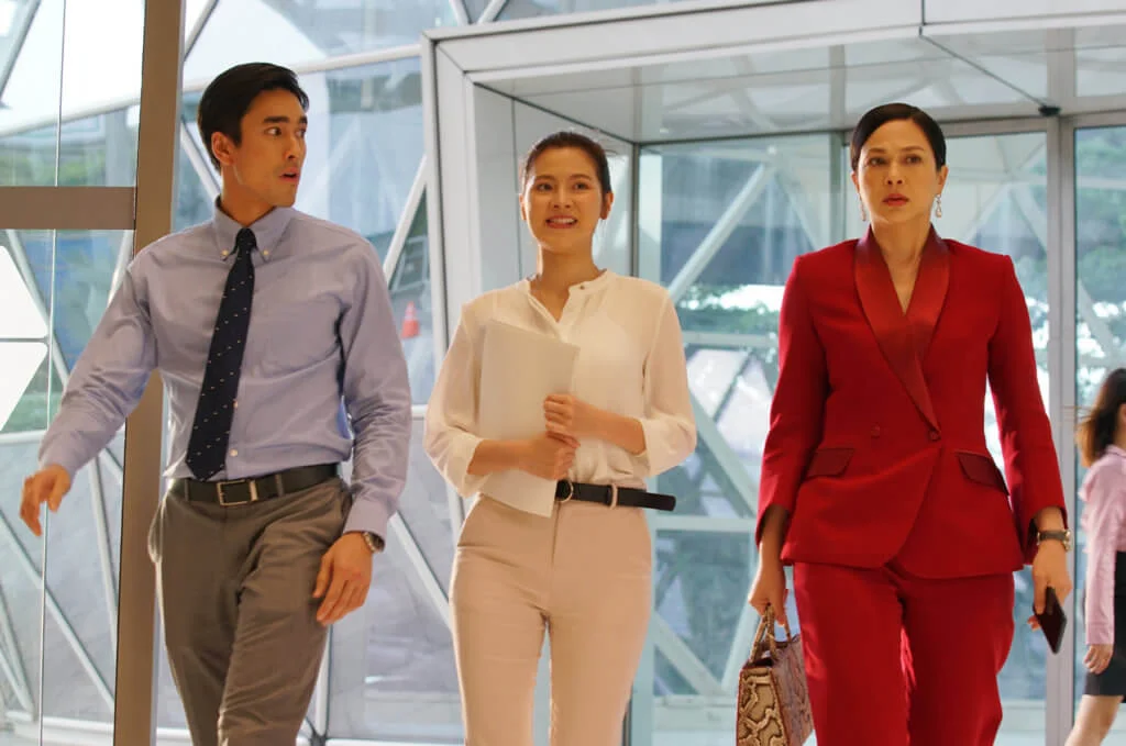 扮演情騙受害者的平采娜（中），與詐騙高手納德克Barry，聯同貌似富貴姨姨組成的《呃Love天團》，劇情令人笑到噴飯。