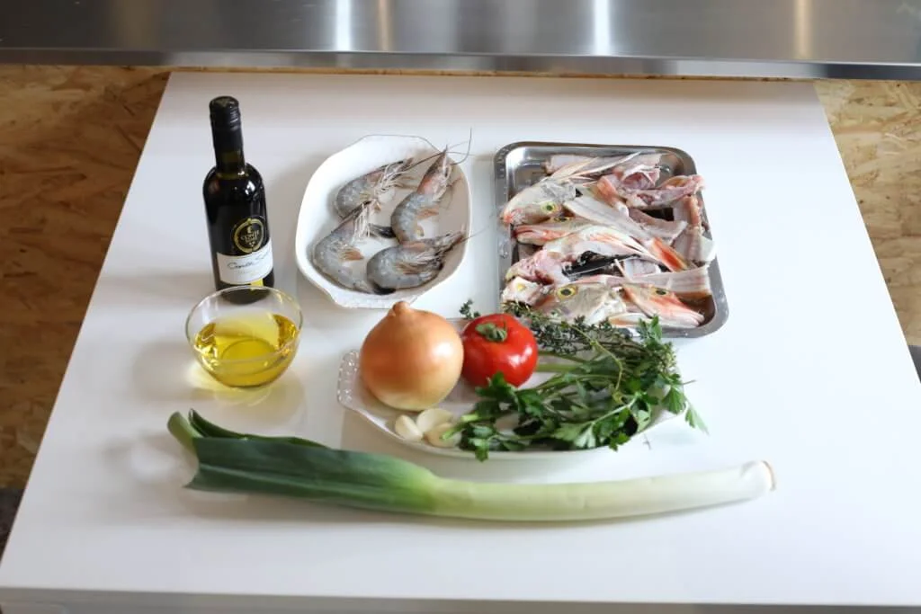 材料：魚頭、蝦、洋、番茄、香芹、麝香草、大、橄欖油、白酒 