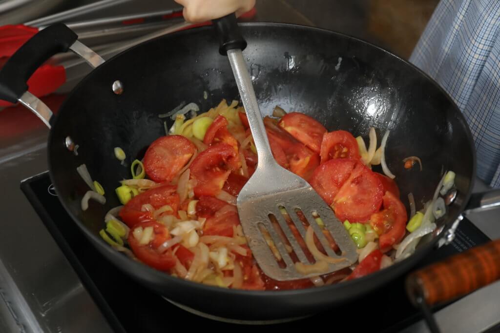鑊熱放橄欖油，先炒切好的洋葱炒時用中火，因較易炒燶。
