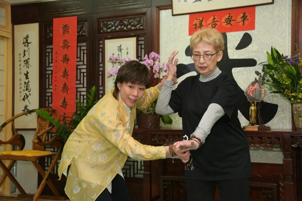 摟膝拗步：右腳坐腿為實，左腳邁步為虛。 要求： 重心在右腿，右腳尖上為左手指尖與肚臍鼻尖方向一致。 
