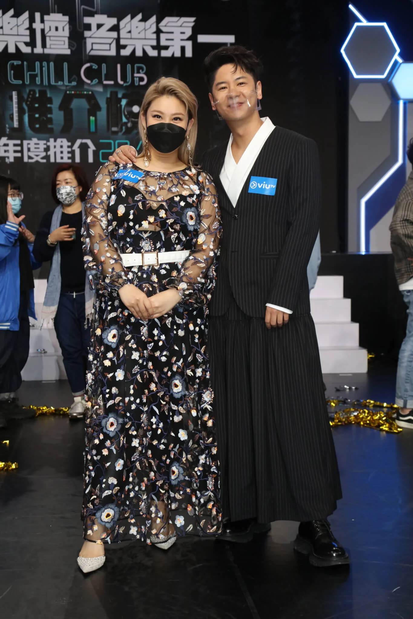 在記者會當日，欣宜與Alfred全程孖公仔，大合照亦幸好有「女神」在旁。