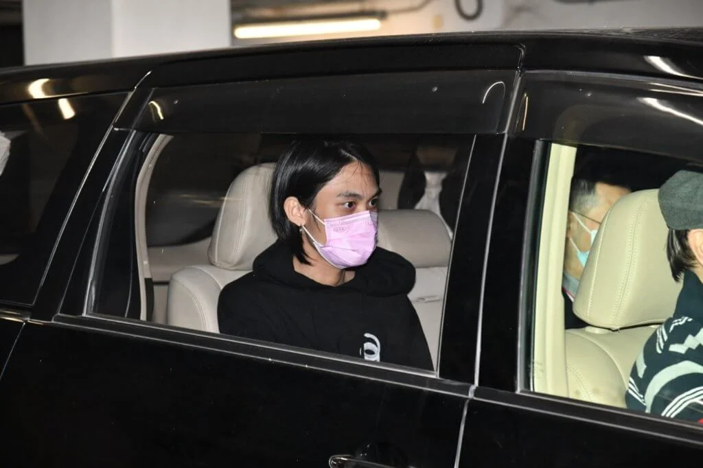 達哥兒子韋倫在港隔離後，趕往醫院跟父親見面。（明報圖片）
