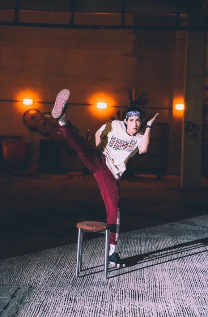 戲中楊樂文有場戲與顏卓靈爭櫈仔，二人埋身鬥舞。