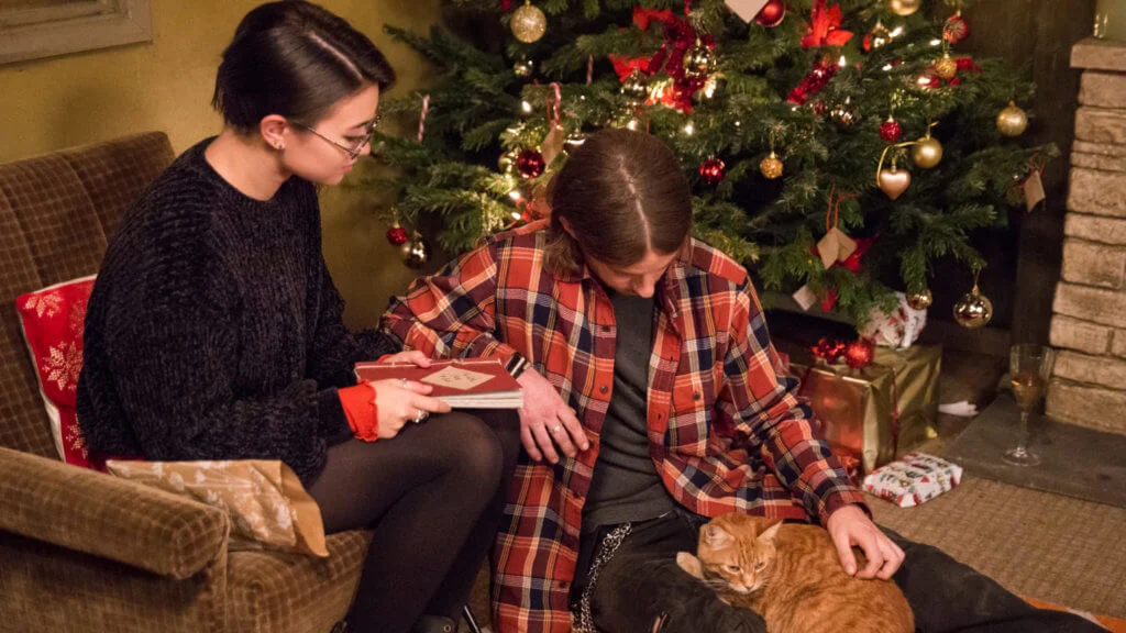 男主角將自己跟肥波的生活做成一本手冊,贈予經常幫助他的女性好友。