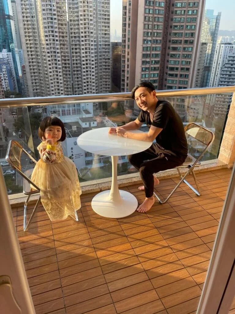 李璨琛的女兒遺傳了父母的貪靚基因,懂得扮靚和襯衫。