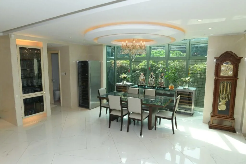 飯廳擺設的「福祿壽」和大鐘都是風水布局