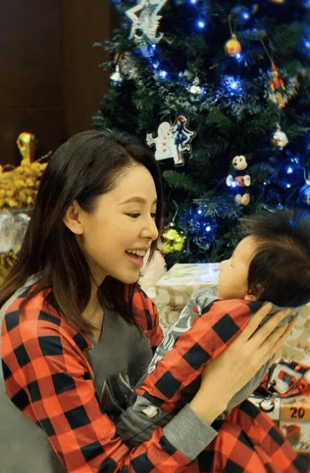 每次回家一定逗囡囡開心,只為博她一笑做回報。