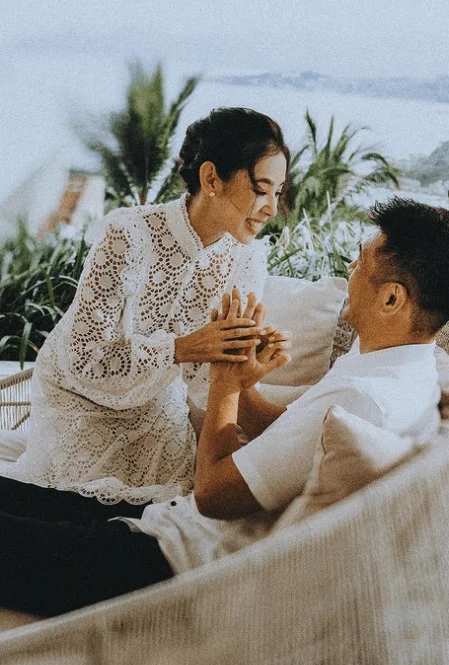 由拍拖到結婚,老公依然對她相當寵愛,十分甜蜜。