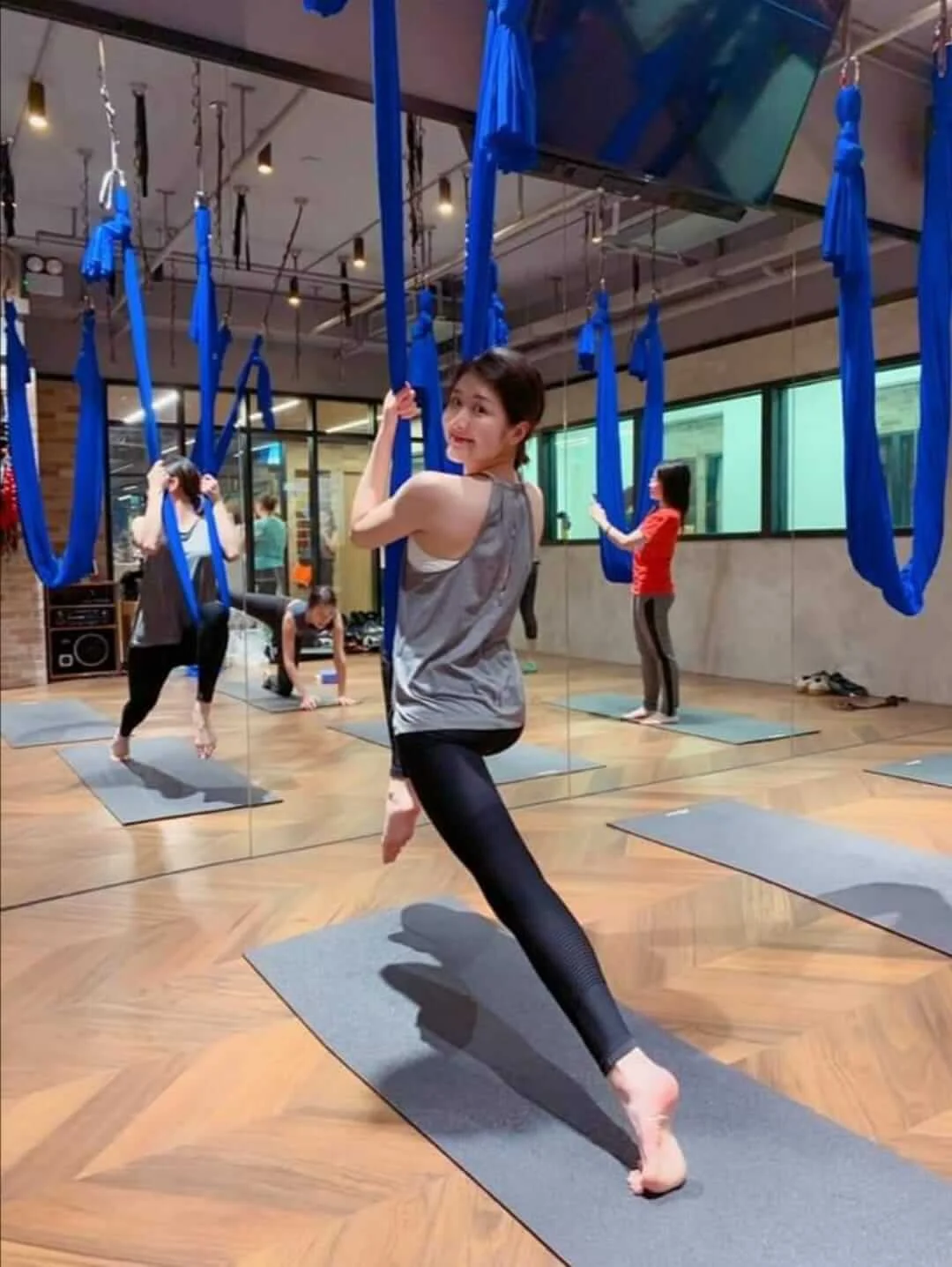 空中瑜伽每個動作都很優美，亦可令線條收緊。
