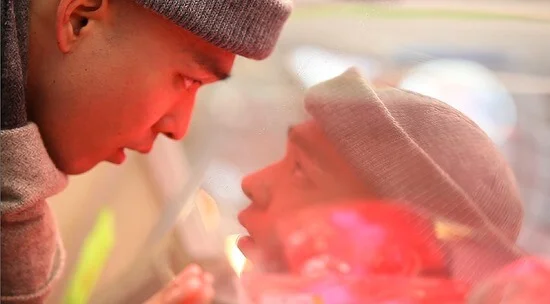 李洪耐一四年出道,首部演出作品是獨立電影《地獄花》。