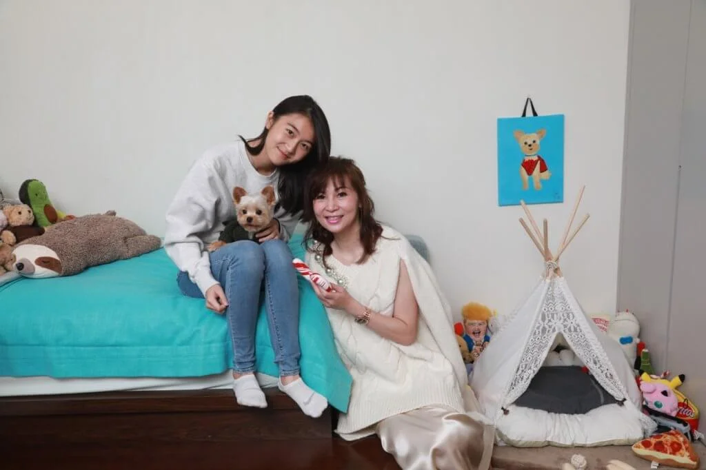 邱李茂琪為了逗女兒Jessie開心,驚喜送上約瑟爹利Jordan給她,由於這位婆婆經常在家工作,她會睇實孫兒的一舉一動,讓外出的家人也不用擔心。