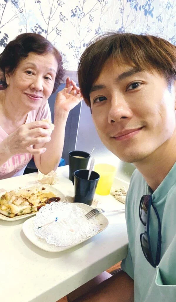 除了陪太太外,他不時抽空陪母親大人用膳,十分孝順。