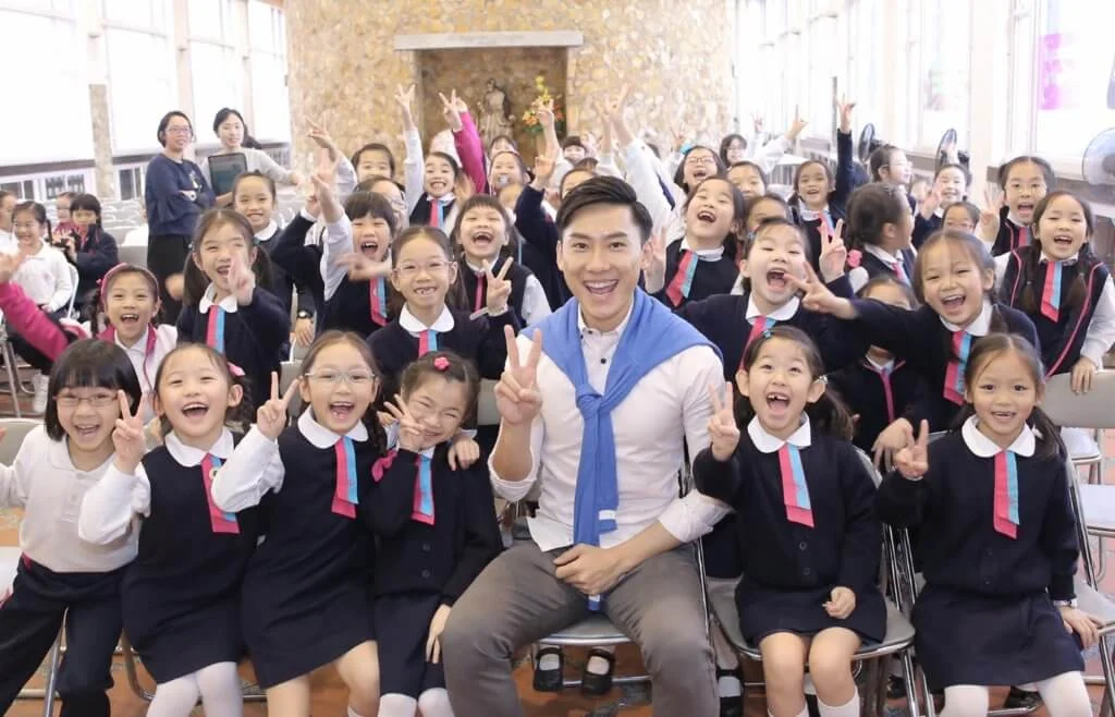 從事教育工作多年,經常到學校演說,擁有不少學生fans。