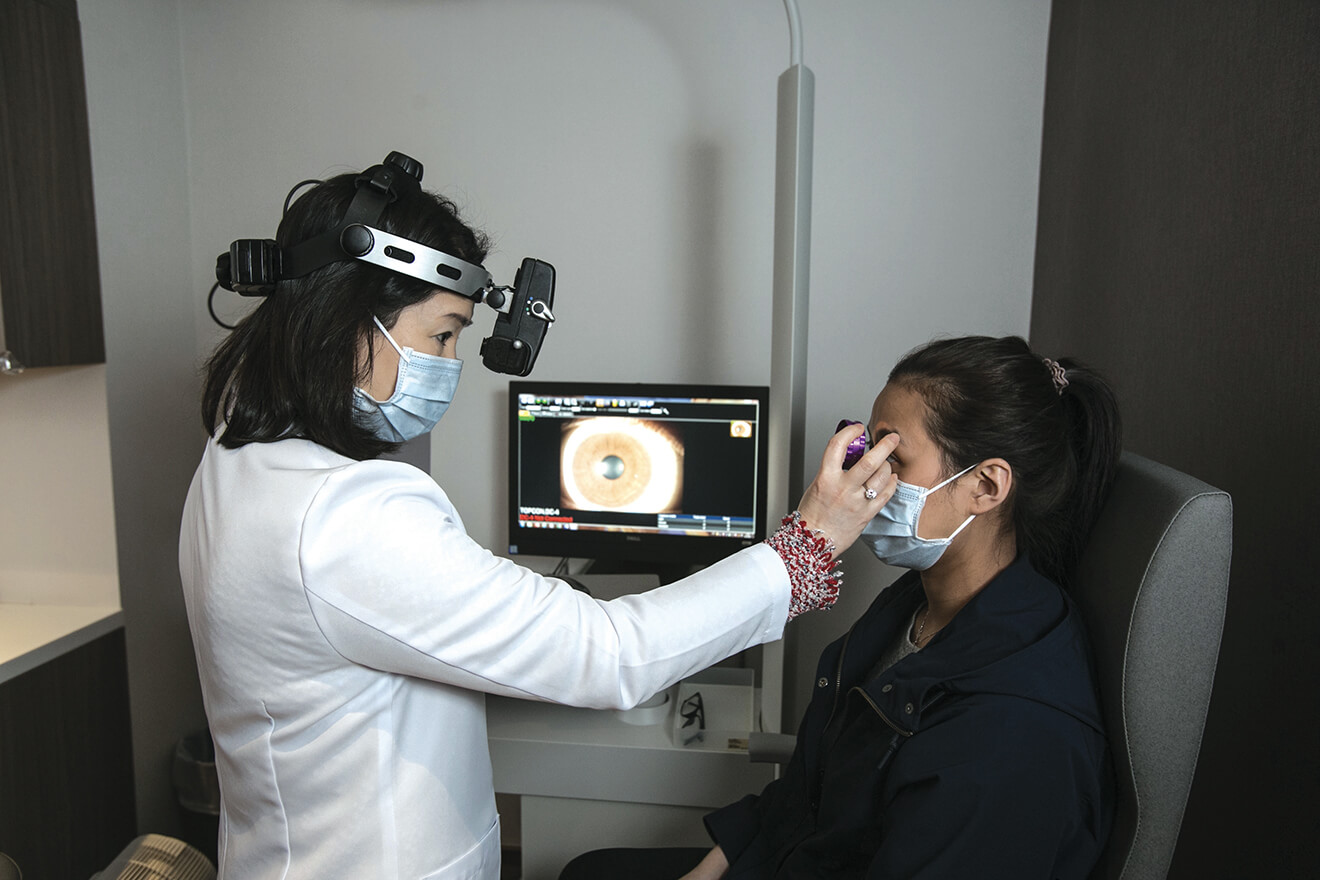 眼科專科醫生利用精密 儀器為客人詳細檢查眼 睛後， 才作出最合適的 矯視方式建議。