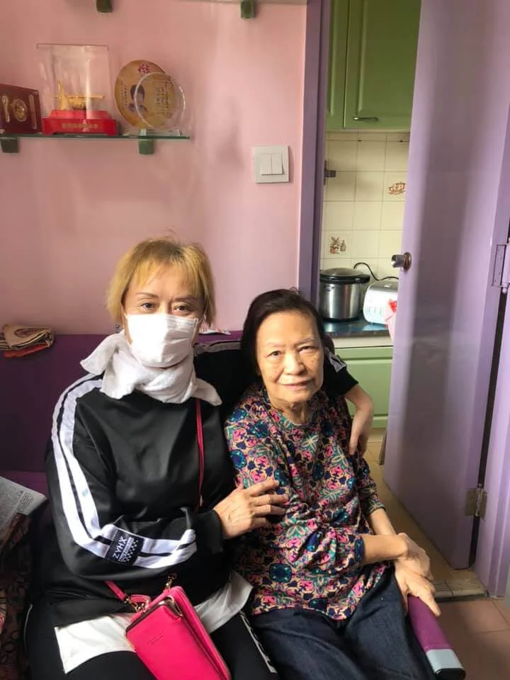 大姐明非常關心魚毛姐，就算住留醫期間也定期致電慰問。